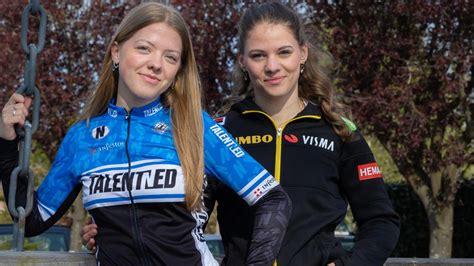 chloe hoogendoorn schaatsen|Zussen Chloé en Lieke Hoogendoorn bestormen samen de top.